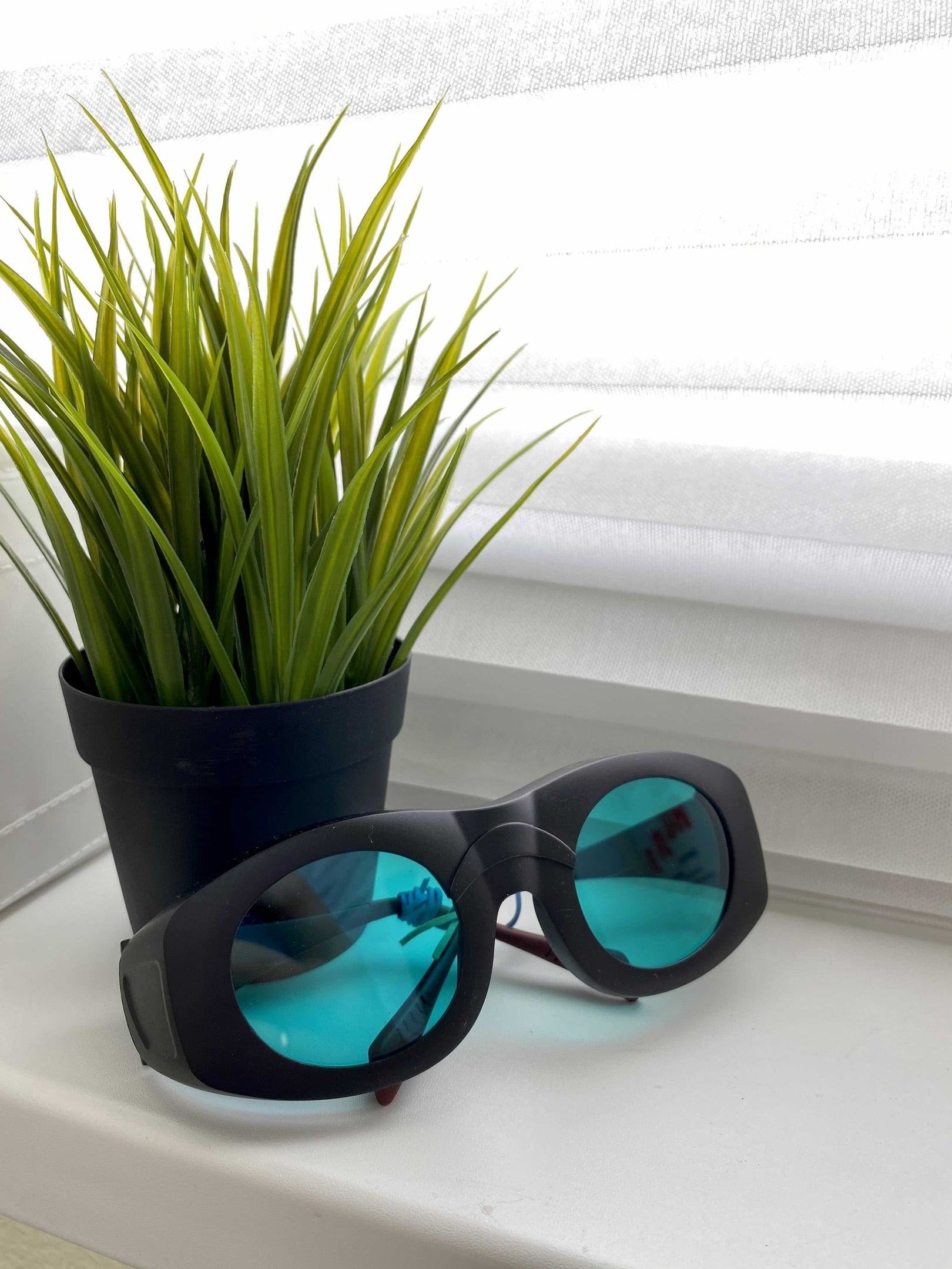 LSG-15-4, 680-1100nm O.D 7+ Laser Safety Goggles with Cleaning Cloth And Black Hard Case